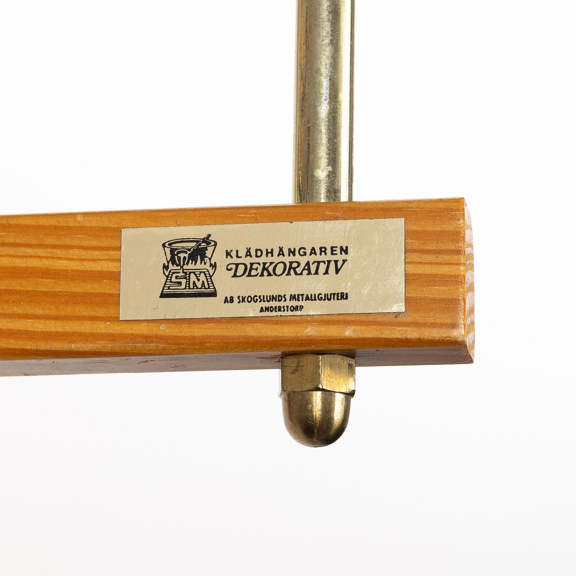Klädhängare, ett par, "Dekorativ", Skoglunds metallgjuteri, Anderstorp, 1950/60-tal.
