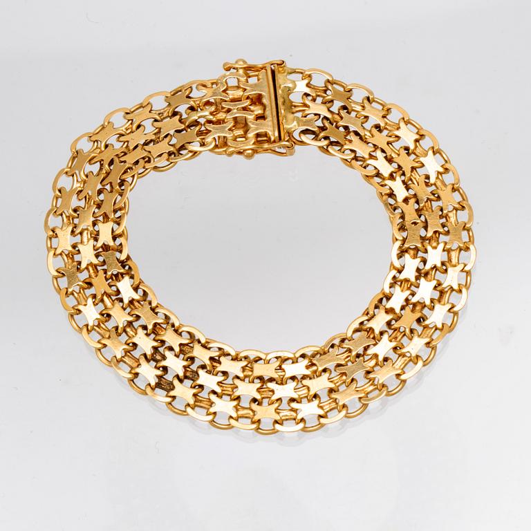 An 18C gold bracelet weight 22,5 grams, length 18 cm.