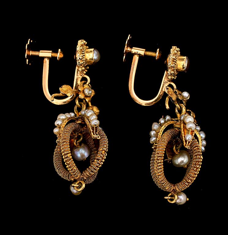 ÖRHÄNGEN, ett par, 18k guld med pärlor. Sverige, omkring 1800/1900. Tot vikt 7,5g.
