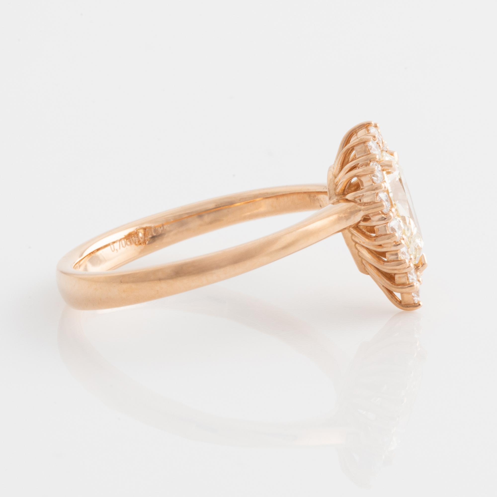 Ring with pear-shaped diamond 0.70 ct. accompanied by GIA dossier.