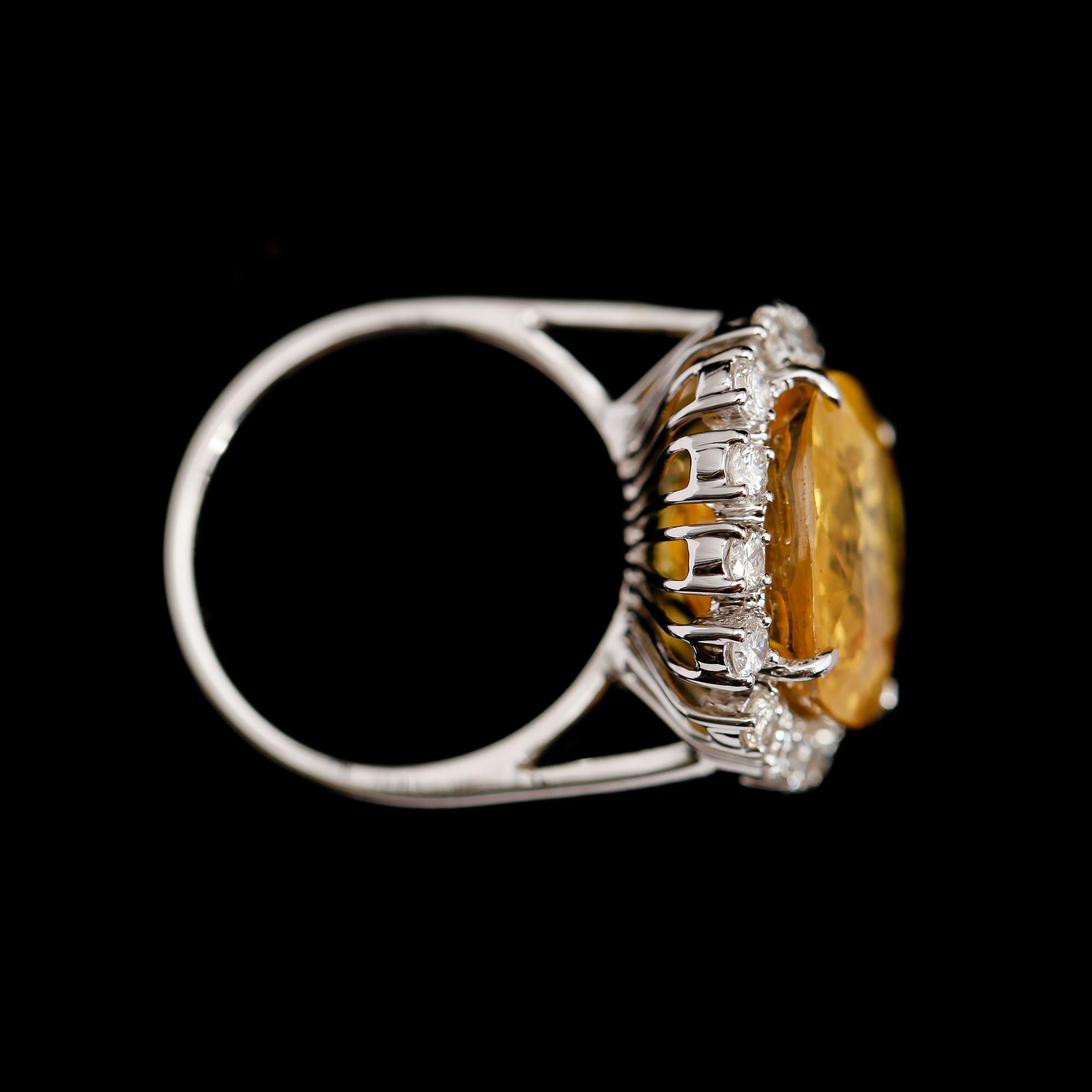 RING, 18 k vitguld, gul safir 17.30 ct, briljantslipade diamanter 0.75 ct. enl gravyr.