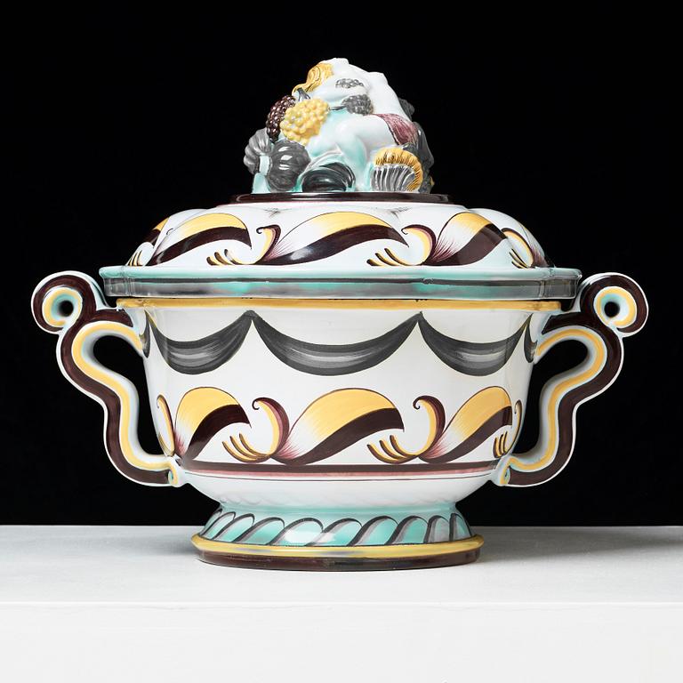 An Arthur Percy creamware lidded wine tureen, Gefle Posrlinsfabrik, Sweden 1920-30's.