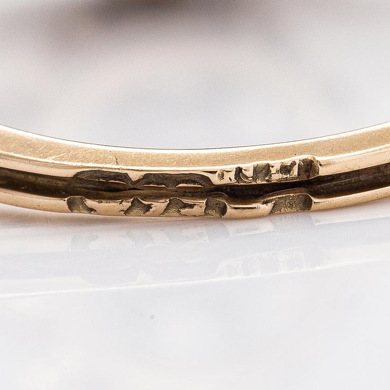 Ring, 14K guld och gammal- och risenslipade diamanter ca. 0.90 ct totalt. Ryssland.