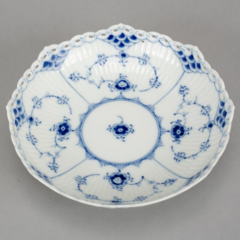 Royal Copenhagen, a 'Musselmalet' part service, Denmark (14 pieces).