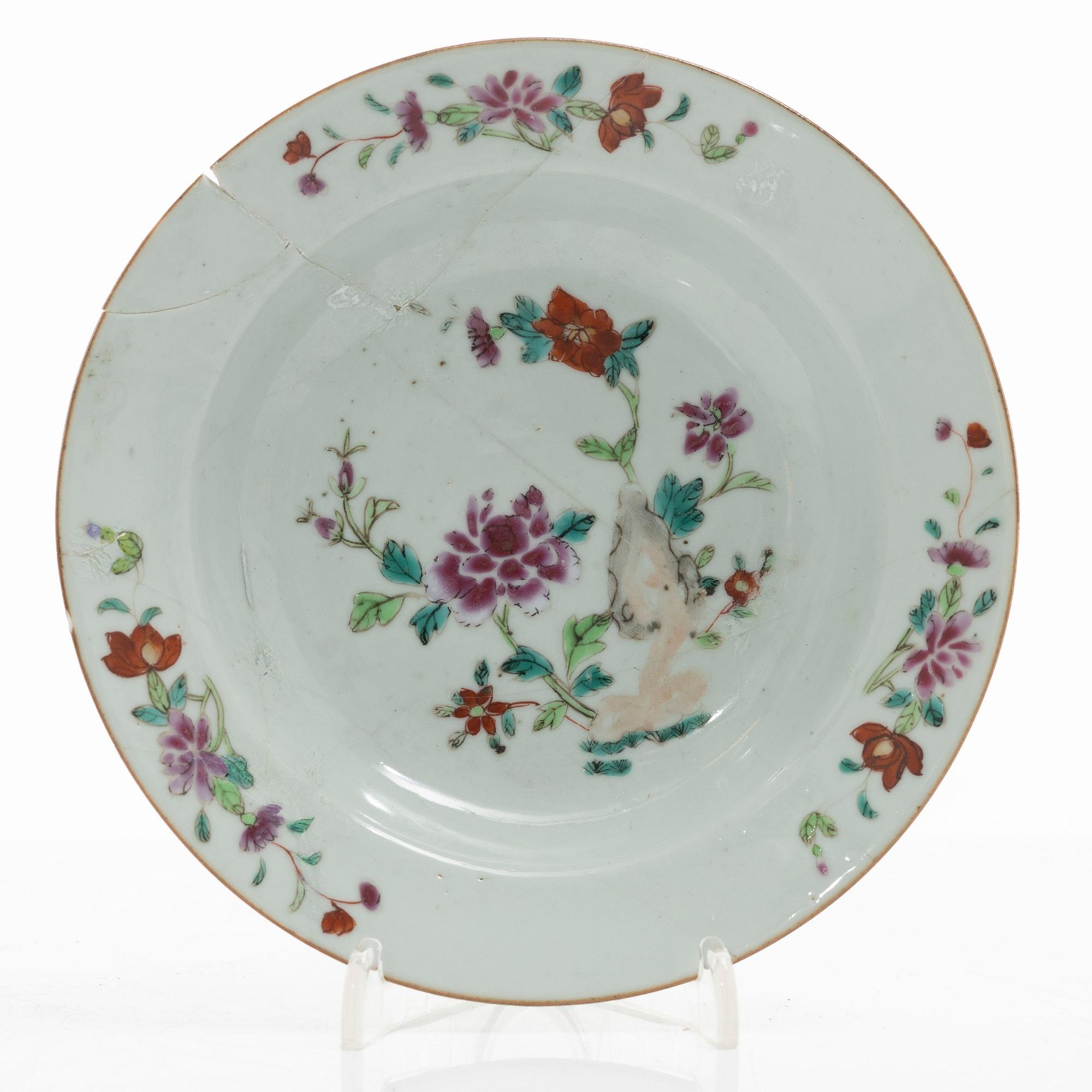 Bålskål, spilkum och bärtallrikar, ett par, porslin. Kina, Qingdynastin, 1700-tal.