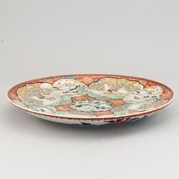 A Japanese imari dish, 20th century.