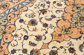 A Kashan carpet, ca 348 x 240 cm.