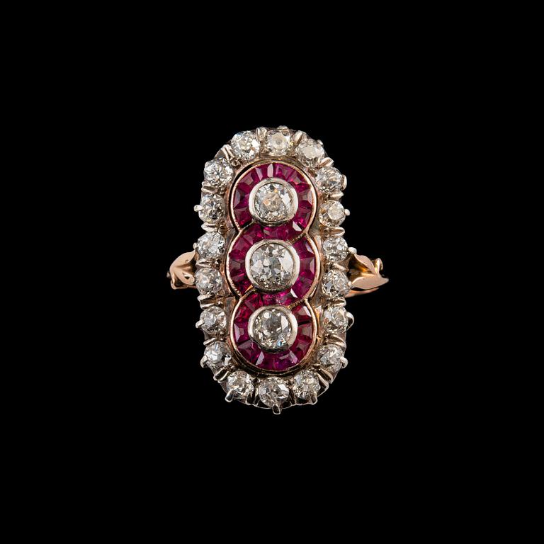 A RING, old cut diamonds c. 2.50 ct. 28 rubies. 14K gold. Likely Russia early 1900 s. Weight 6,3 g.