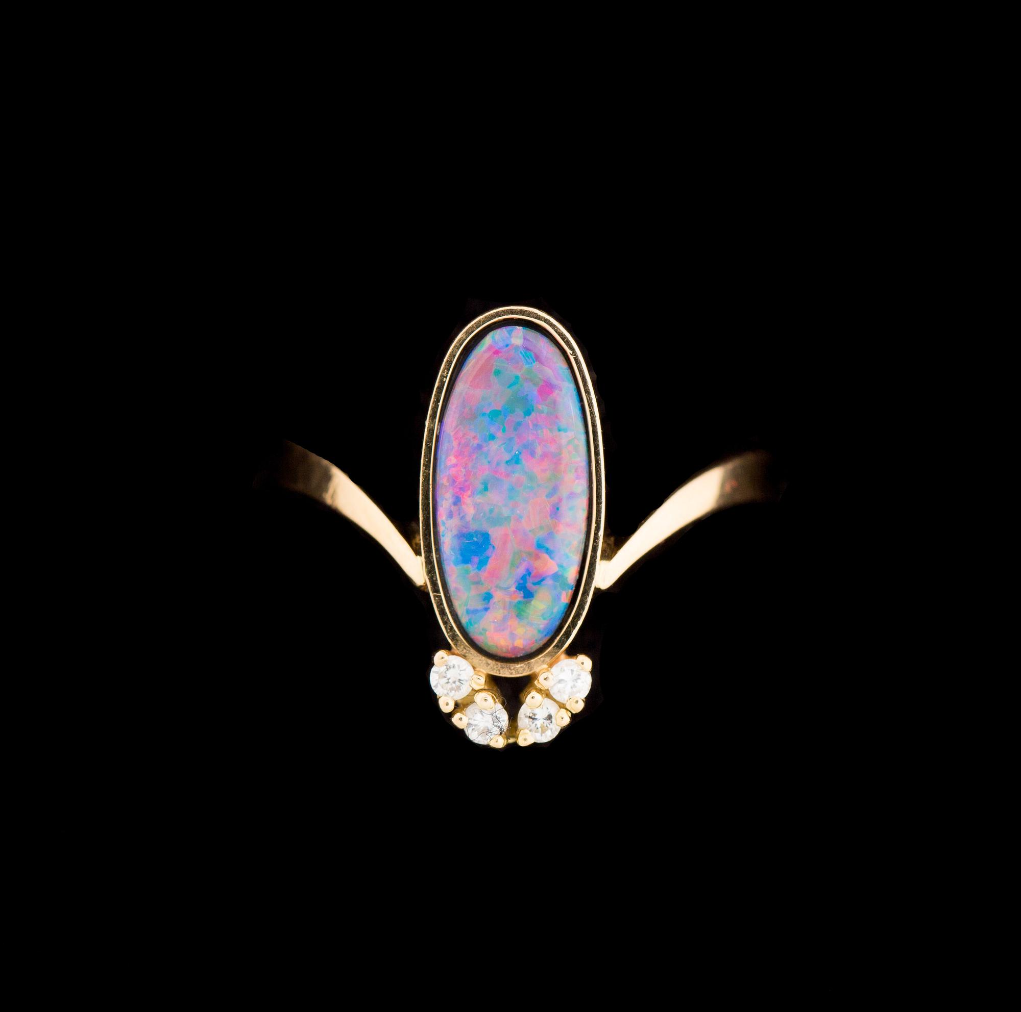 RING, 18 k guld med opal samt 4 briljantslipade diamanter. Carlberg Guldsmed Sonny, Sölvesborg, 1988. Vikt ca 4g.