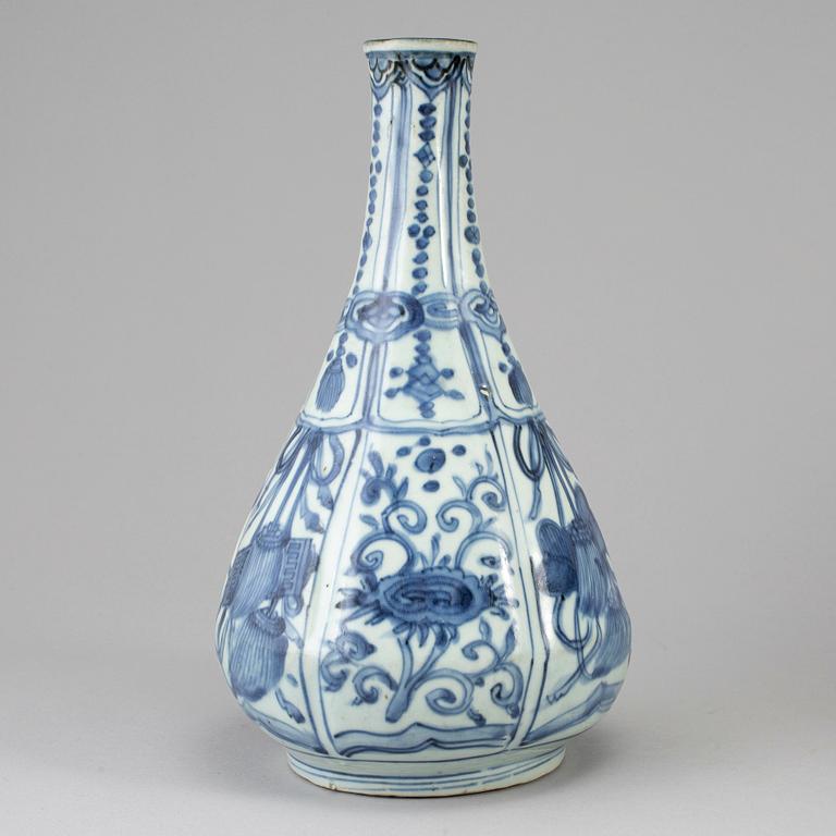 A blue and white kraak flask, Ming dynasty, Wanli (1572-1623).