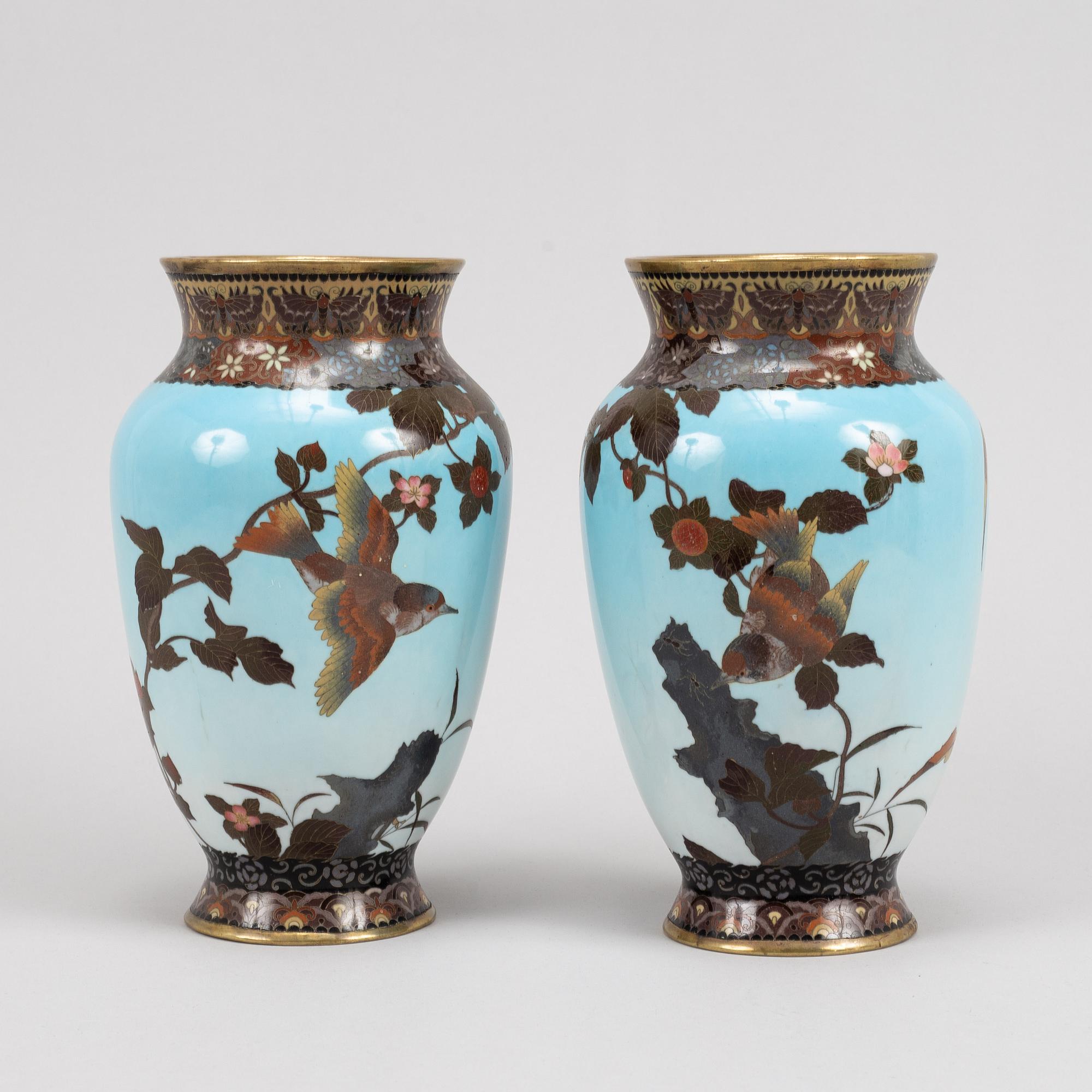 Vas, emalj på koppar samt cloisonné. Japan, Meiji (1862-1912).