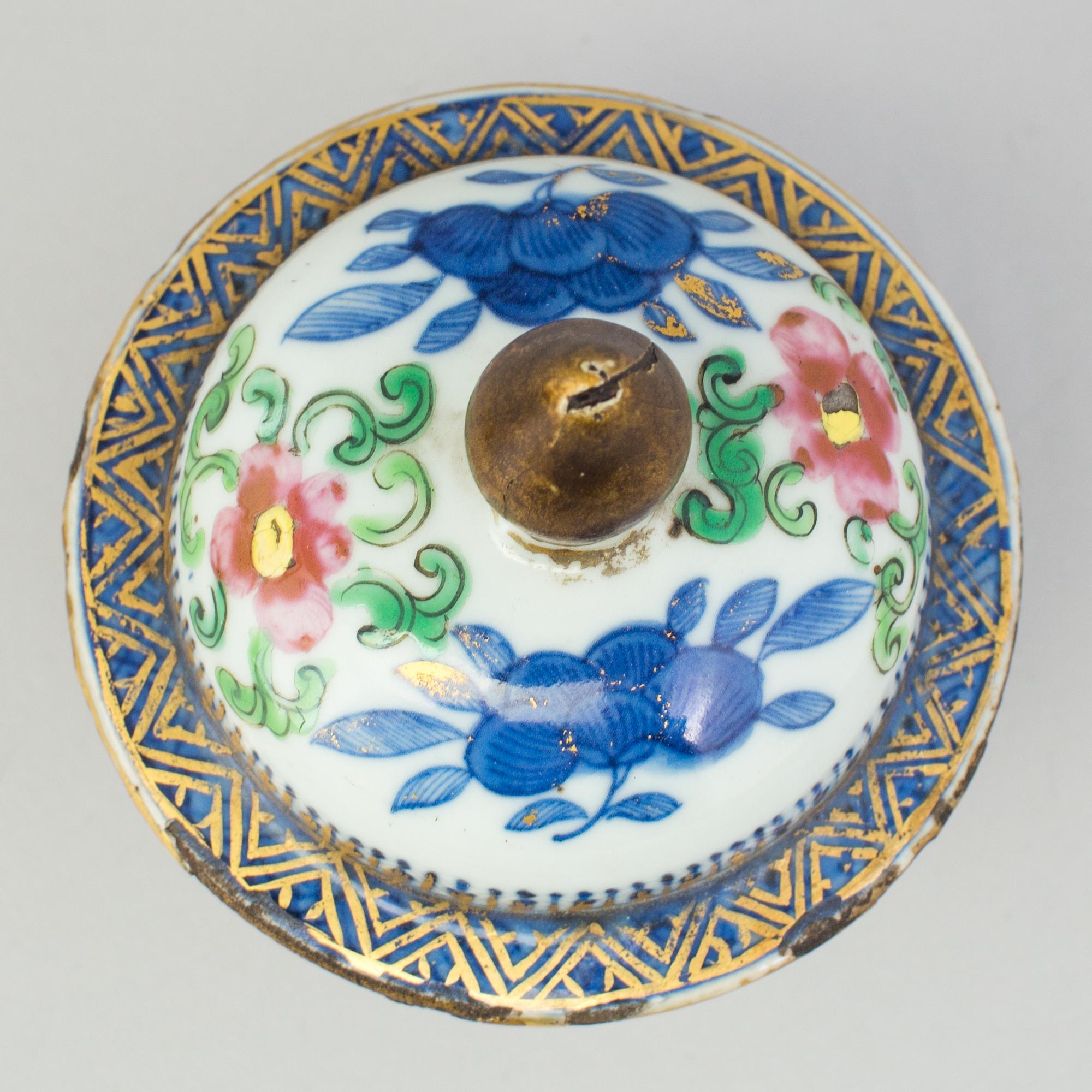 A chinese famille rose medallion and underglazed blue and white vase with cover. Qing dynasty, late 19th century.