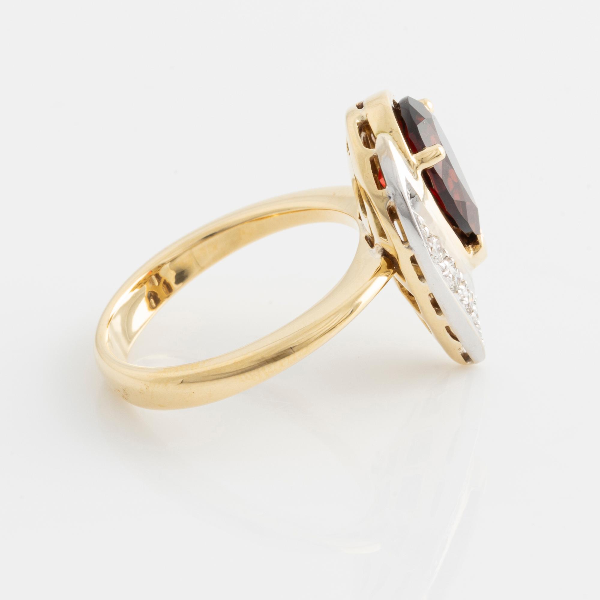 Ring med droppformad granat och briljantslipade diamanter.
