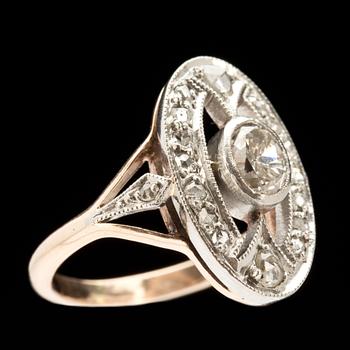 RING, platina och 14k guld med oval fasettslipad diamant ca 0,58ct, samt mindre rosenslipade diamanter. Vikt ca 5g.