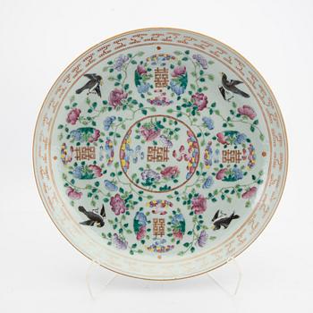 A Chinese 19th century porcelain plate.