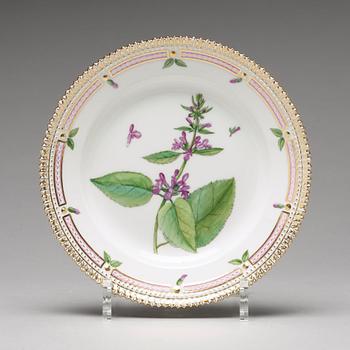 ASSIETTER, 12 stycken, porslin. "Flora Danica", Royal Copenhagen, Danmark, 1900-tal.