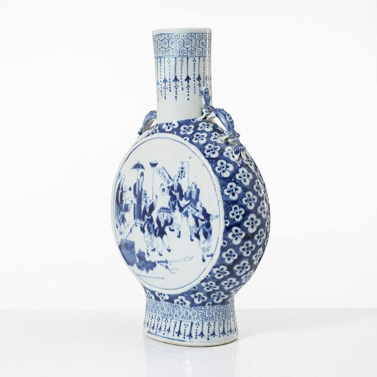 A blue and white moon flask, Qing dynasty, 19th century.