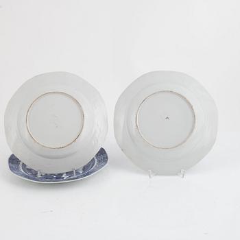 A set of seven Chinese export porcelain plates, Qing dynasty, Qianlong (1736-95).