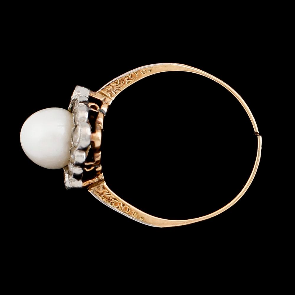 RING, 18K guld och vitguld, rosenslipade diamanter och odlad pärla.