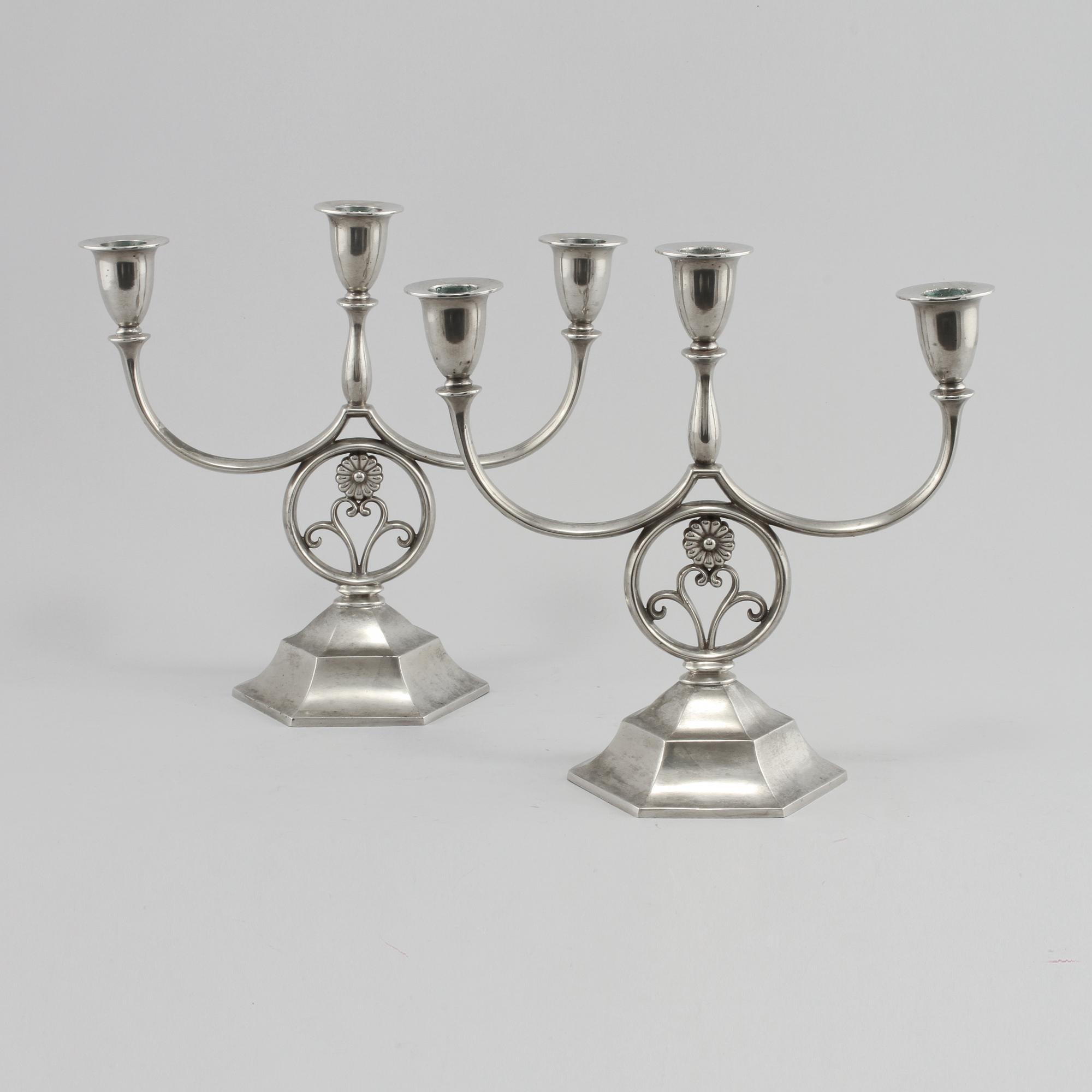 KANDELABRAR, ett par, tenn, Just Andersen, Danmark, omkring 1900-talets mitt.