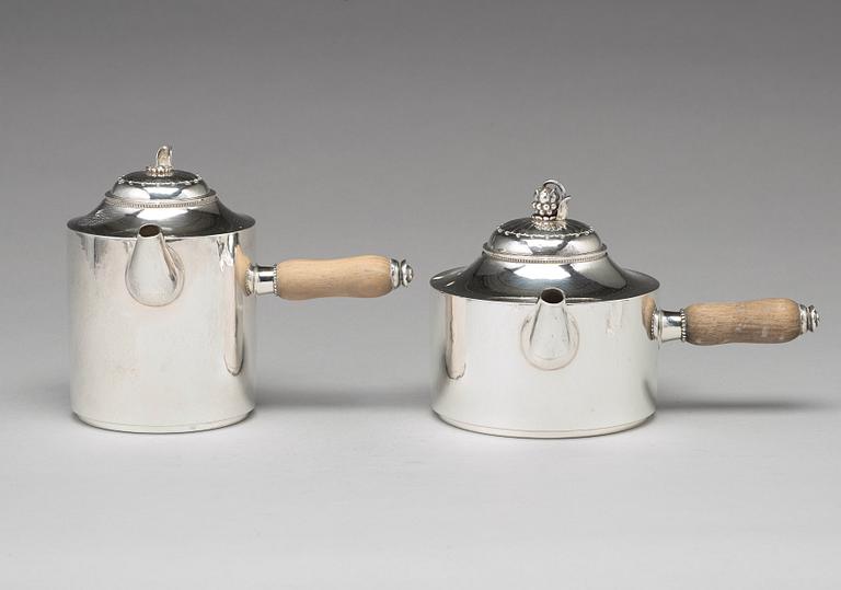 Georg Jensen, a set of five pieces tea and coffee service with a tray, Argenterie d'Art de Georg Jensen, Copenhagen, ca 1930-38.