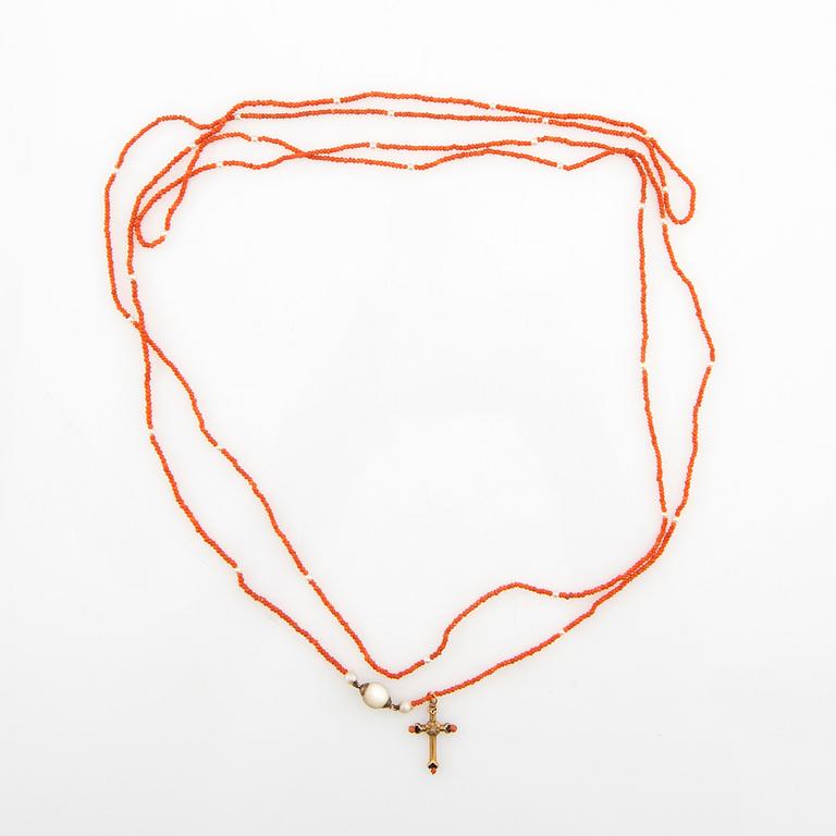 Halsband av korall, seedpärlor och pärlemor med hänge i form av ett kors av 18K guld med emalj med seedpärlor och korall.