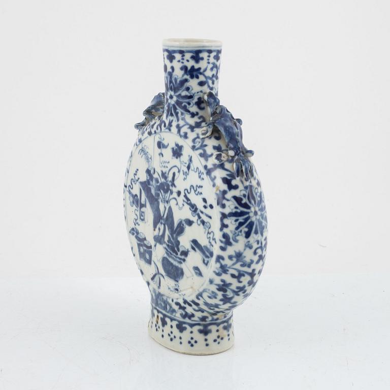 A Chinese blue and white moonflask, Qing dynasty, 19th century.