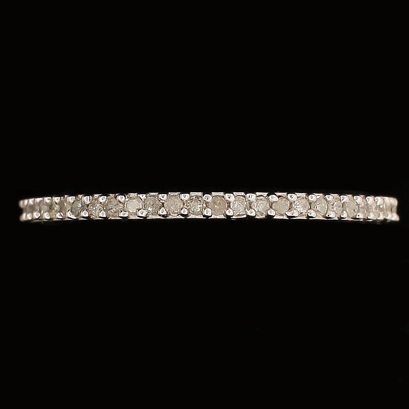 RING / HELALLIANSRING, 14 karat vitguld med mindre briljantsliapde diamanter tot ca 0,3 ct.