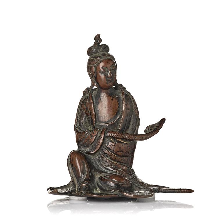 An elegant bronze sculpture of Guanyin, 17th/18th century.