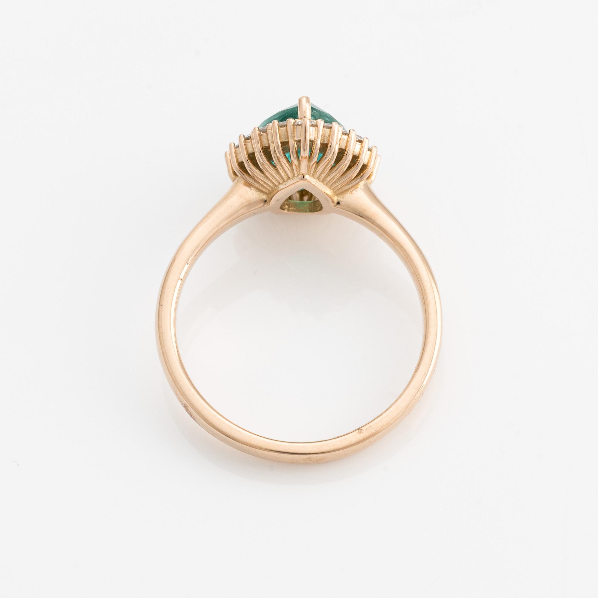 Ring med droppformad smaragd och briljantslipade diamanter.