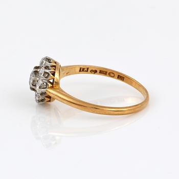 RING, 18K guld med gammalslipade diamanter tot ca 0,89 ct, I Sundström, Stockholm, 1913. Vikt 2,60 g.