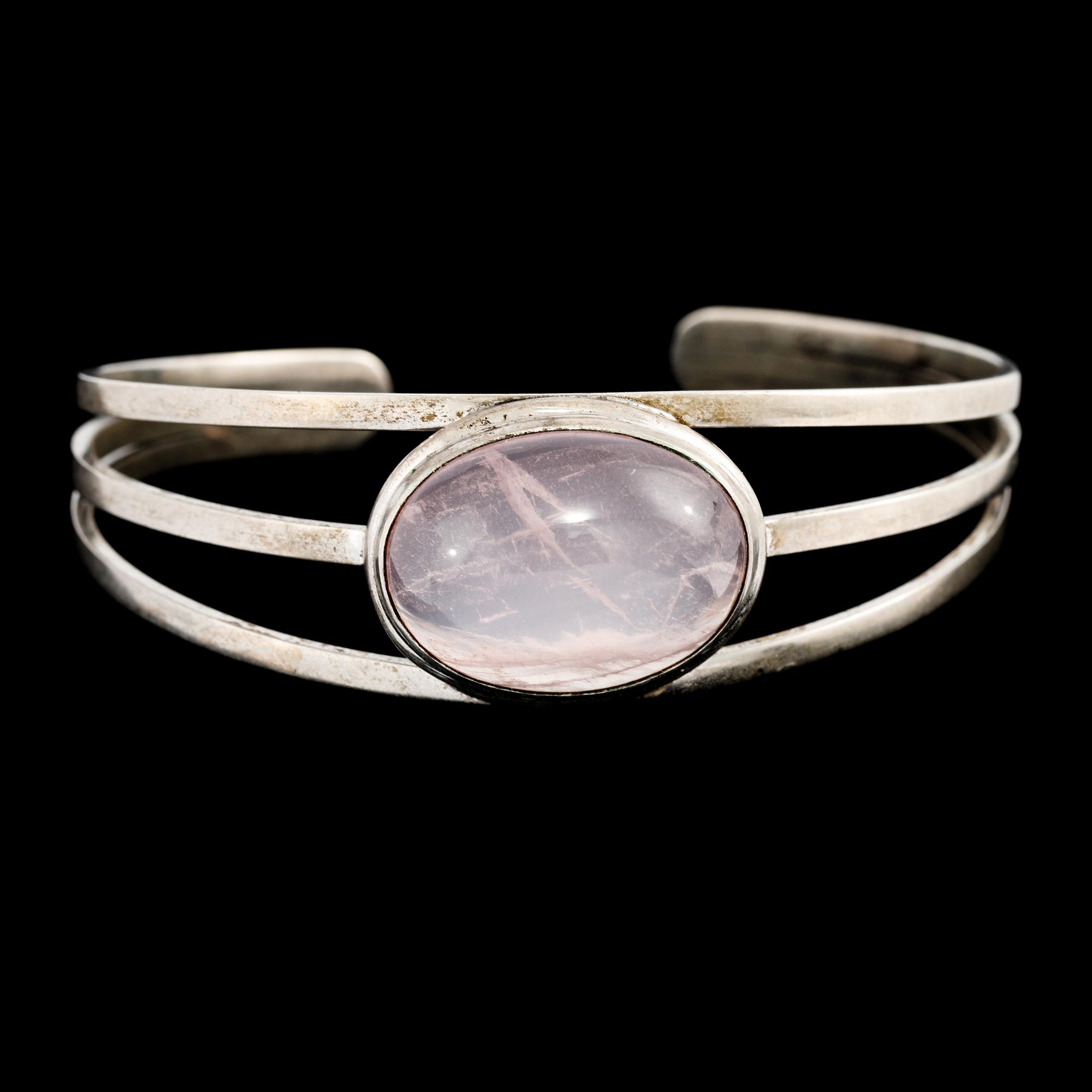 ARMRING, silver med cabochonslipad  rosenkvarts, importstämplad. Vikt 24,9 g.