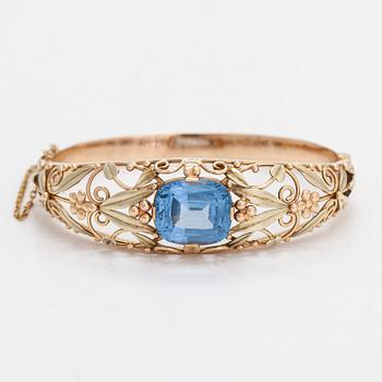 An 14K gold bangle with a synthetic spinel, Auran Kultaseppä, Turku.
