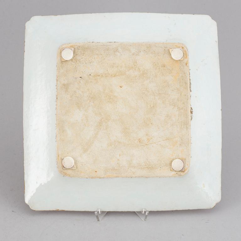 A famile rose export porcelain squared serving dish, Qing dynasty, Qianlong (1736-95).
