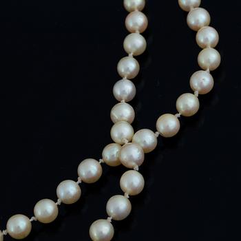 Cultured pearl necklace, clasp 18K gold with eight-cut diamonds.