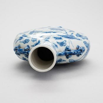 A Chinese late Qing dynasty porcelain pilgrim bottle / vase, around 1900.