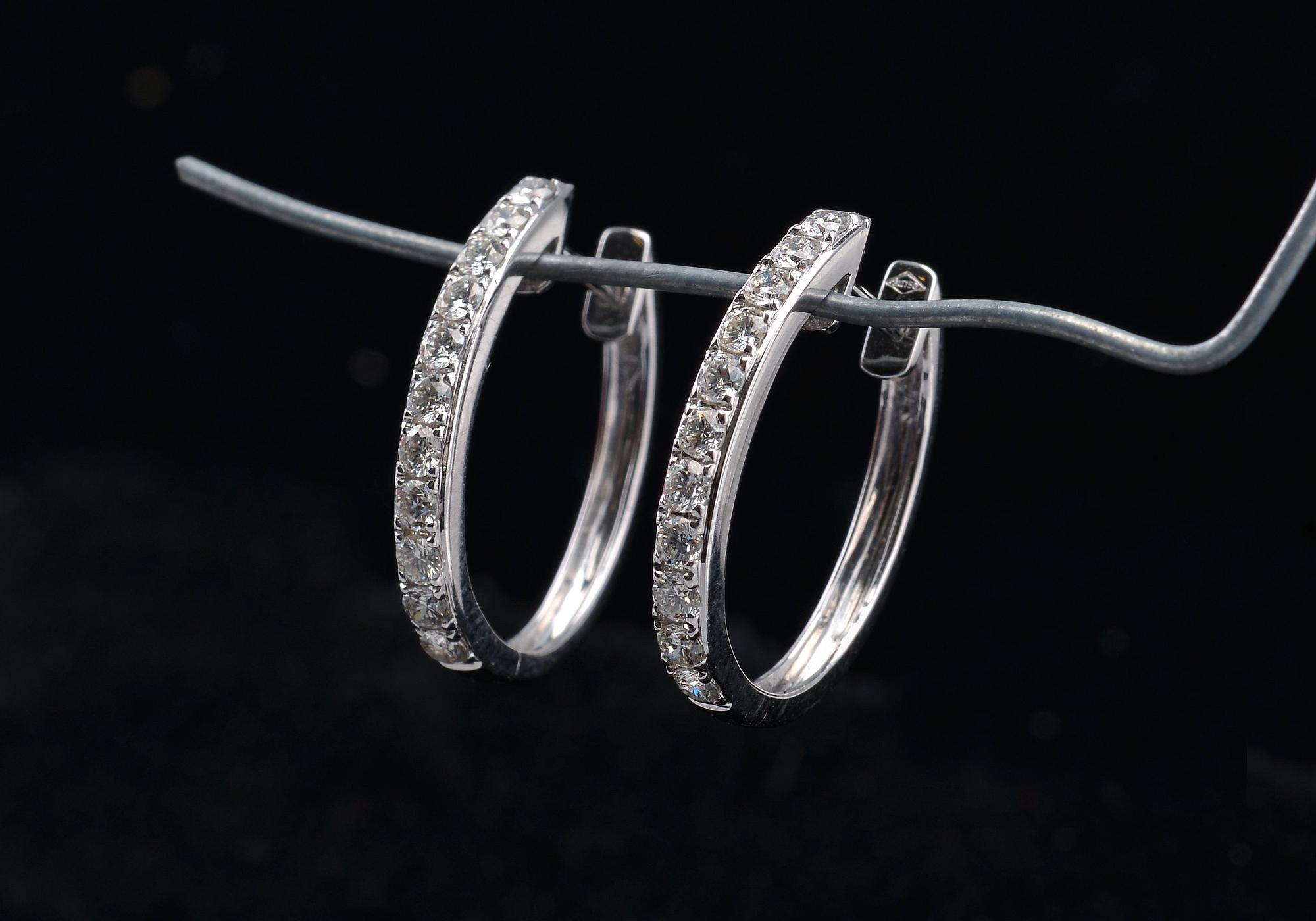 KORVAKORUT, briljanttihiottuja timantteja n.- 0.75 ct. 18K valkokultaa, paino 3,7 g.