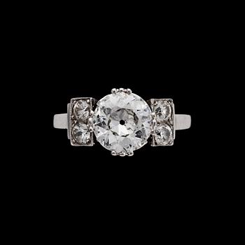 954. RING, gammalslipad diamant, ca 1.60 ct, samt mindre diamanter, tot. ca 0.50 ct. 1939.