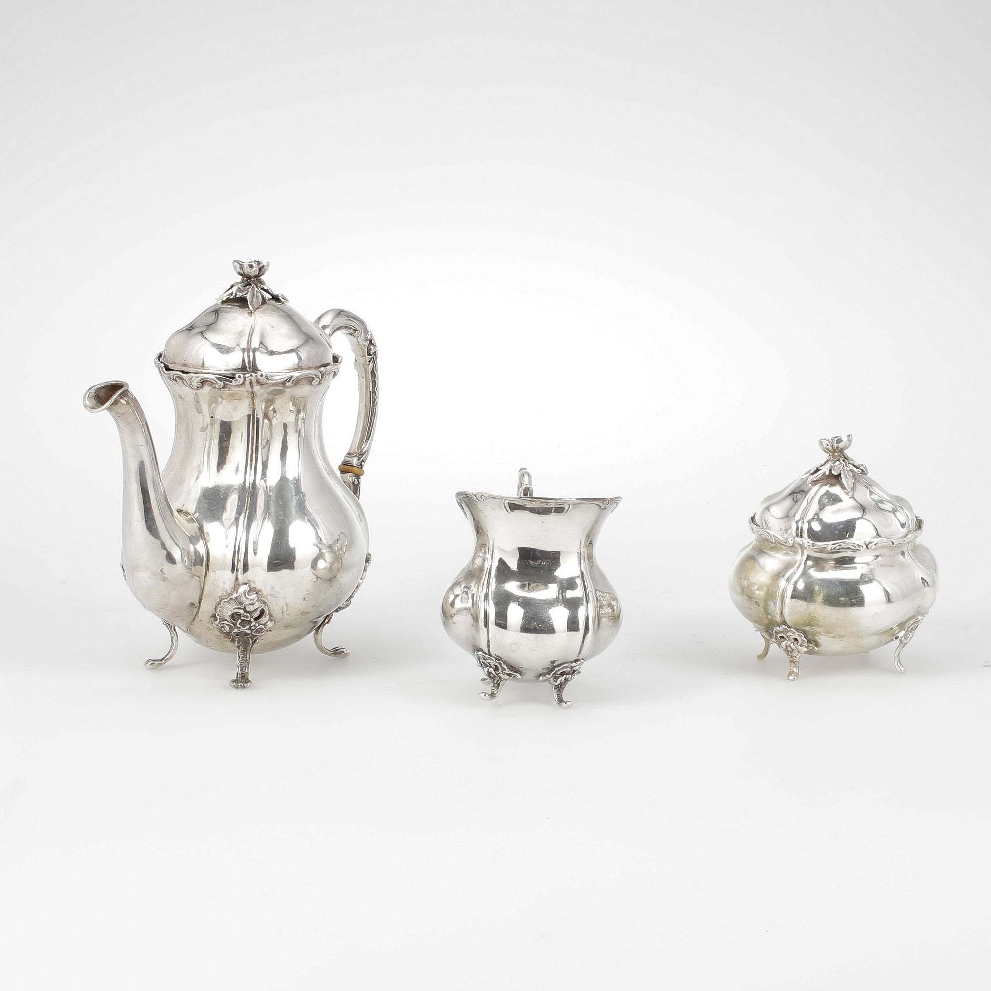SERVIS, 3 delar, silver, nyrokoko, 1900-talets första hälft. Vikt ca 1169 gram.