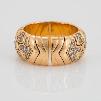 A Bulgari "Alveare" ring in 18K gold set with round brilliant-cut diamonds with a total weight of ca 0.60 ct.