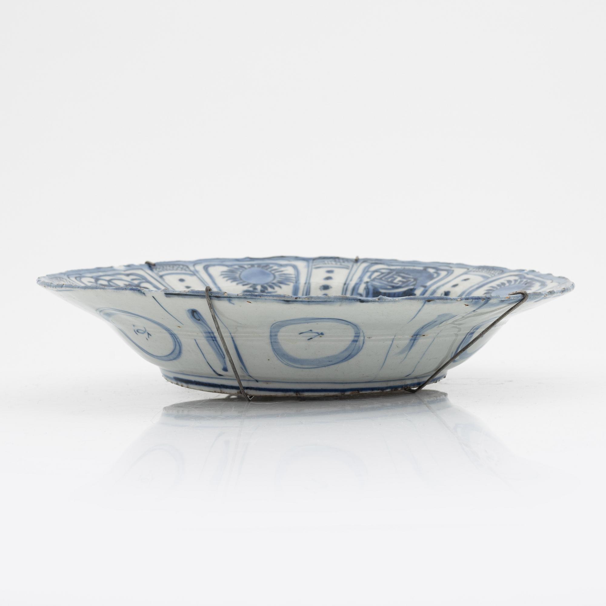 A blue and white dish, Mingdynasty, Wanli (1572-1620).