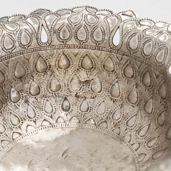 Malja, hopeaa, mogultyylinen, 1700-luku. Suomalaiset tarkastusleimat, Ossian Hopea, Porvoo 1977.