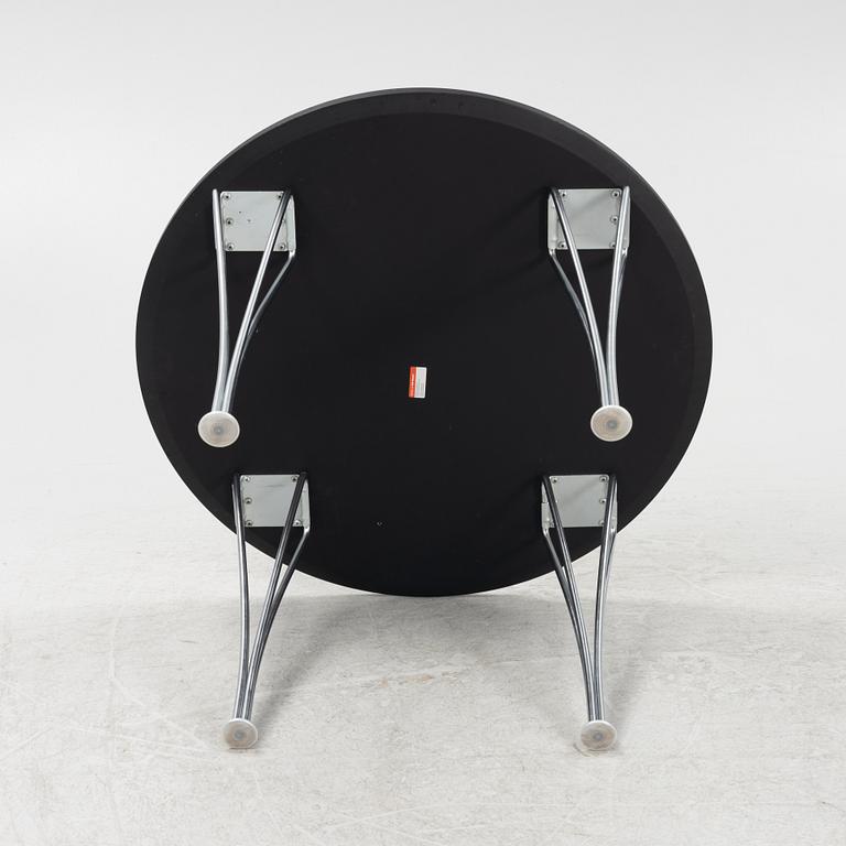 A round rubber coated coffee table from Fritz Hansen.