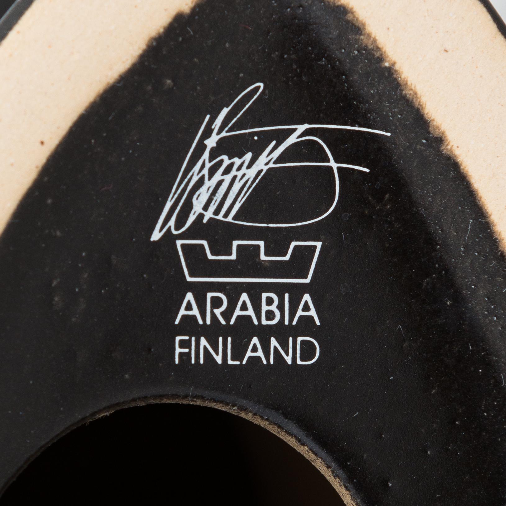 Howard Smith, figuriineja, 3 kpl, keramiikkaa, sarjasta Parvi, Arabia 1900-luvun loppu.