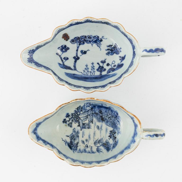 Vaser, ett par, Kina, Kangxi-stil, 1800-tal, Såssnipor, ett par, 17/1800-tal, samt ett fat, Kina, Qianlong (1736-95).