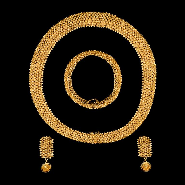 A NECKLACE, A BRACELET and A PAIR OF EARRINGS, 18K gold.