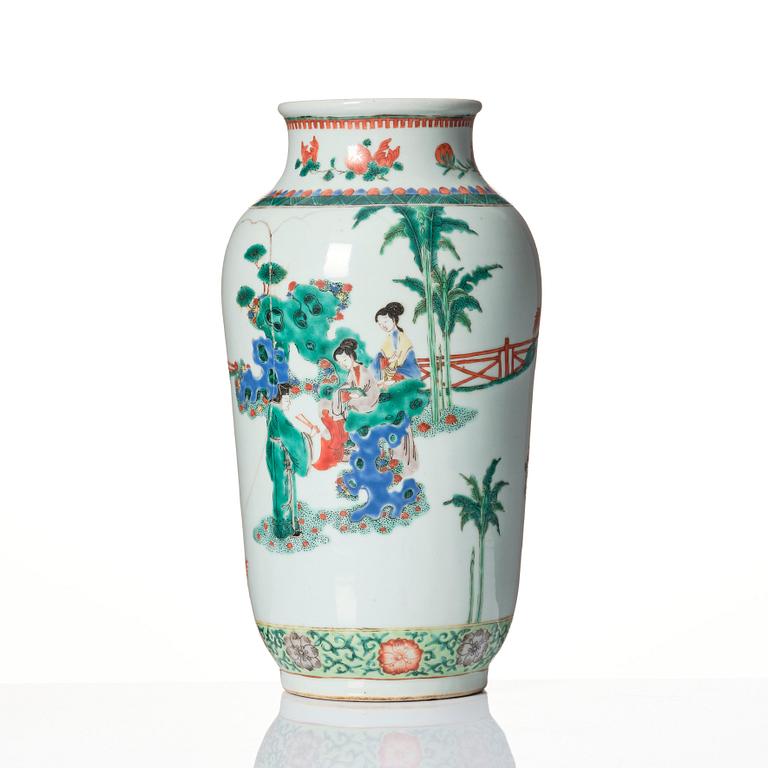 A wucai decorated vase, Qing dynasty, 19th Century.