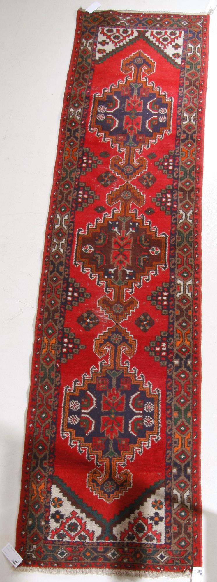 GALLERIMATTA. Iran. Ca 302 x 77.