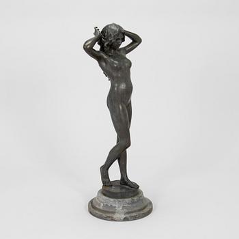 Pitta Luga, jälkeen, Seisova nainen.