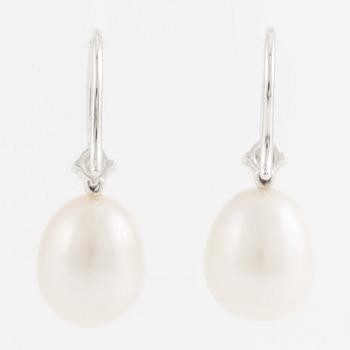 Earrings, 18K white gold with oval pearls and brilliant-cut diamonds.